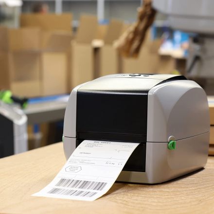 Shipping thermal eco labels, white, permanent, liner-perforation 105mm x 148 mm, 1 inch (25.4 mm) core diameter, 250 labels